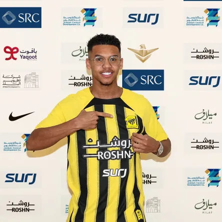 معاذ فقيهي يوقع للاتحاد السعودي لـ4 مواسم ويرتدي القميص رقم 42 - الصورة من حساب نادي الاتحاد السعودي على منصة إكس