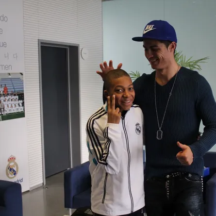 مبابي يجتمع بقدوته "رونالدو" في يورو 2024 - الصورة من حساب مبابي على إكس