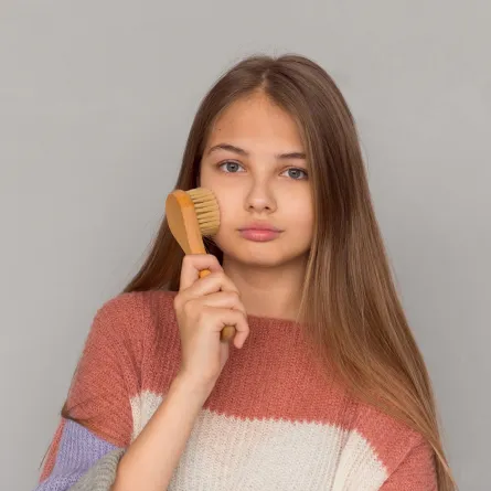 صورة لمراهقة تستعمل ادوات تنظيف البشرة