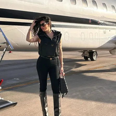 ياسمين صبري بإطلالة سوداء أثناء السفر - الصورة من انستجرام ياسمين صبري