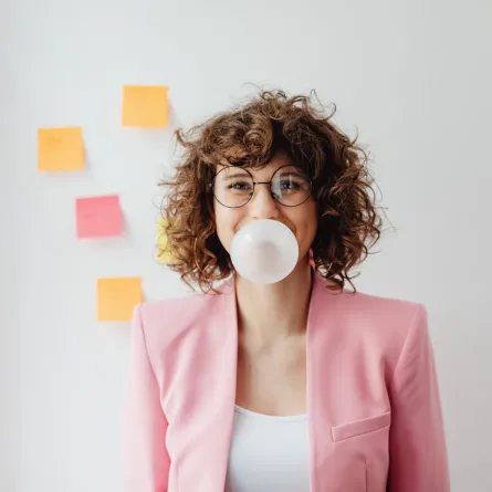 تحتوي العلكة على مادة "الزيليتول" التي تحسن من التركيز