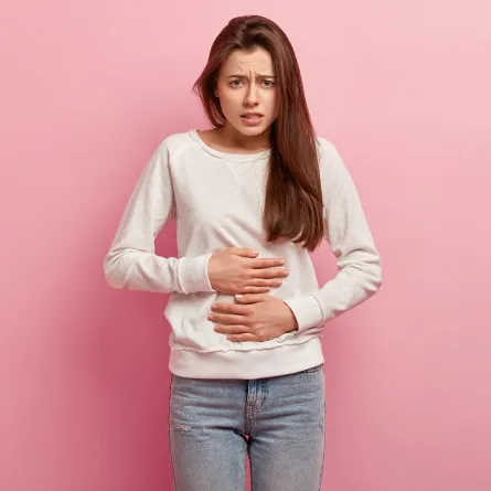 امرأة تعاني من أعراض ارتشاح الأمعاء