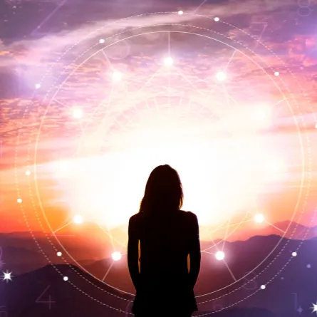 شابة تنظر إلى دائرة الأبراج