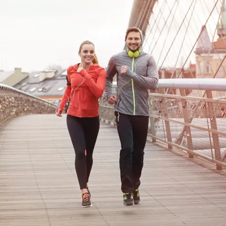 رياضة المشي تشدّ البطن وتعمل على التخلص من الدهون المتراكمة-  Image by freepik