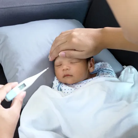 صورة لرضيع يعاني من ارتفاع درجة حرارته