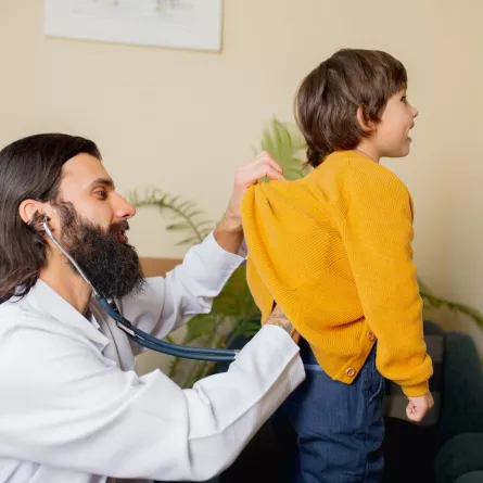 صورة لطبيب يفحص ظهر طفل