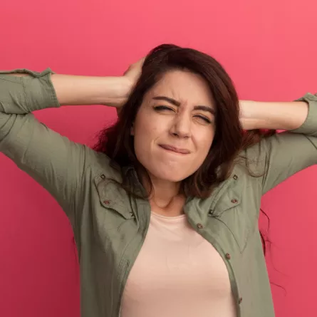 امرأة تشعر بتنميل الرأسِ