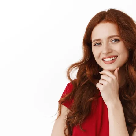 شابة جميلة مبتسمة