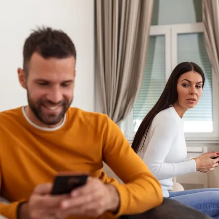 زوجة غيورة تتابع اهتمام زوجها الفائق بالمحمول