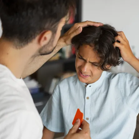 صورة لطفل يشعر بألم في رأسه