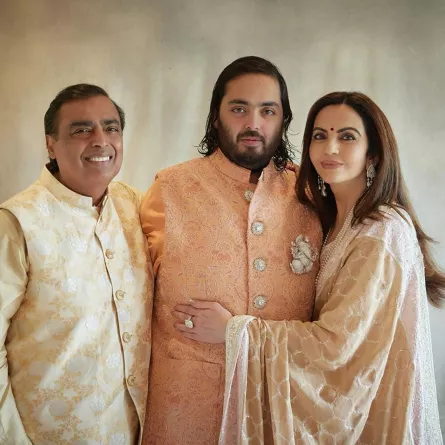 موكيش أمباني وزوجته نيتا أمباني مع ابنهما أنانت أمباني في جامناجار (Mukesh Ambani and his wife Nita Ambani with their son Anant Ambani  in Jamnagar). مصدر الصورة: Reliance / AFP