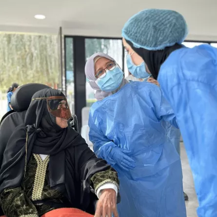 رعاية كبار السن نفسيًّا وصحيًّا في الشارقة. الصورة من مكتب الشارقة الإعلامي