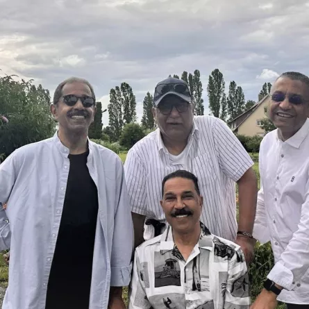 عبدالله الرويشد برفقة اصدقاءه زبير خليفة العميري إبراهيم المسعود وصالح أمان- الصورة من صفحة زبير العميري على منصة اكس