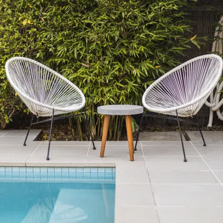 زوجان من الكراسي، بالقرب المسبح الخارجي