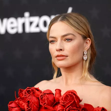 مارغو روبي ترتدي فستاناً أحمر اللون وأقراطاً مرصعة بالألماس