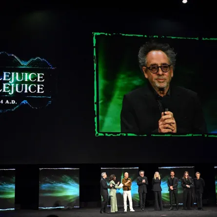 مايكل كيتون، تيم بيرتون، كاثرين أوهارا، جاستن ثيرو، مونيكا بيلوتشي وويليم دافو في الكولوسيوم في قصر سيزار في لاس فيغاس، نيفادا (Michael Keaton, Tim Burton, Catherine O'Hara, Justin Theroux, Monica Bellucci and Willem Dafoe at The Colosseum at Caesars Palace in Las Vegas, Nevada). مصدر الصورة: VALERIE MACON / AFP