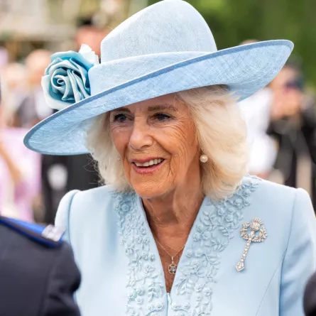 الملكة كاميلا ترتدي بروش الملكة ماري المرصع بالألماس