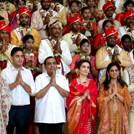 موكيش أمباني مع عائلته في حفل زفاف جماعي للأزواج المحرومين في ريلاينس كوربوريت بارك في نافي مومباي (Mukesh Ambani alongwith his family at a mass wedding ceremony of underprivileged couples at Reliance Corporate Park in Navi Mumbai). مصدر الصورة: Punit PARANJPE and Punit PARANJPE / AFP