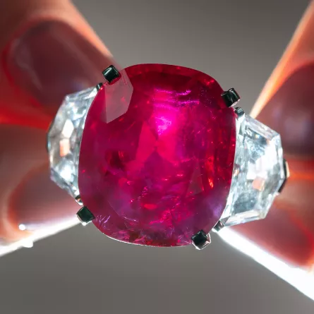 حجر ياقوت الشروق معروض في المزاد العلني