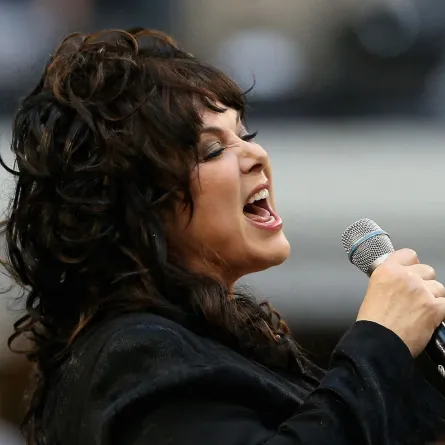 آن ويلسون في ملعب كاوبويز في أرلينغتون، تكساس (Ann Wilson at Cowboys Stadium in Arlington, Texas). مصدر الصورة: Ronald Martinez/Getty Images/AFP