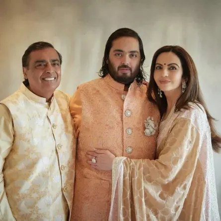 موكيش أمباني وزوجته نيتا أمباني مع ابنهما أنانت أمباني في جامناجار (Mukesh Ambani and his wife Nita Ambani with their son Anant Ambani in Jamnagar). مصدر الصورة: Reliance / AFP
