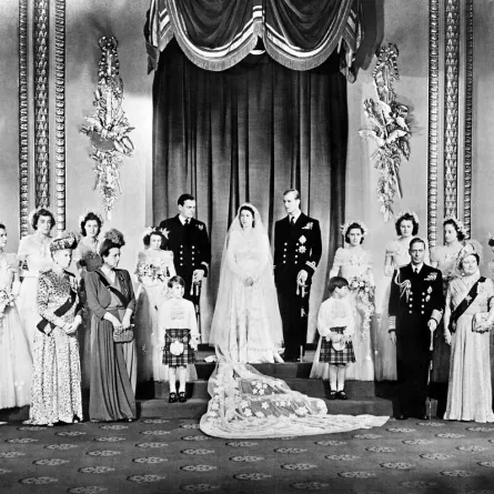 الملكة إليزابيث في حفل زفافها مع الوصيفات وبعض أفراد العائلة الملكية Members of the British Royal family and guests pose around Princess Elizabeth (future Queen Elizabeth II) (مصدر الصورة:  AFP)