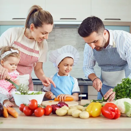 صورة لأسرة تهتم بالغذاء الصحي لأطفالها