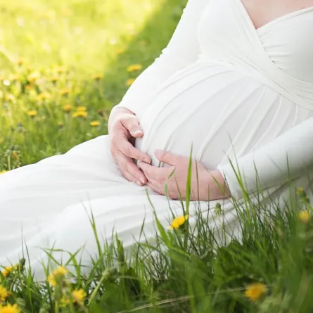 صورة لحامل تجلس في الظل