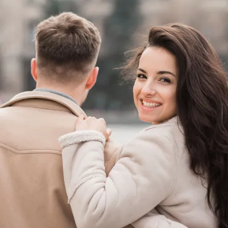 شابة جميلة مع صديقها