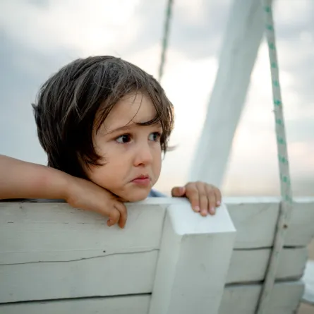 صورة طفل يشعر بالقلق