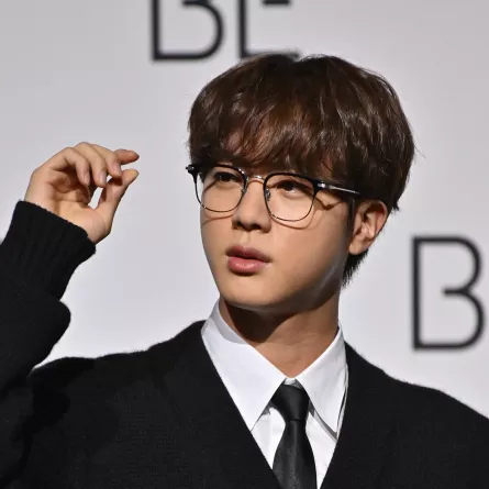 جين في مؤتمر فرقة بي تي إس في سيول Jin in BTS Press Conference in Seoul (مصدر الصورة AFP / Jung Yeon-je )