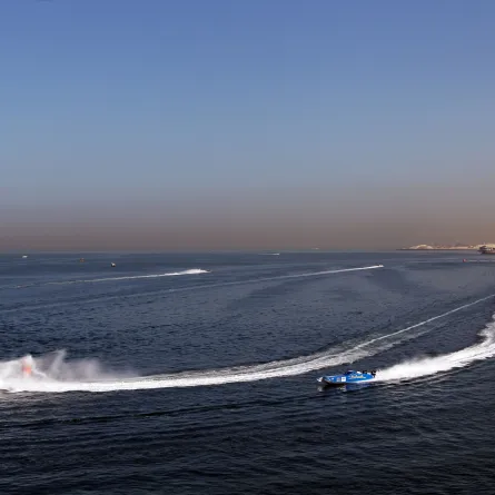 تحضيرات تنظيم الجولة الختامية لبطولة العالم للزوارق السريعة - مصدر الصورة وكالة انباء الإمارات