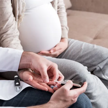 صورة لطبيب يفحص امرأة حامل 