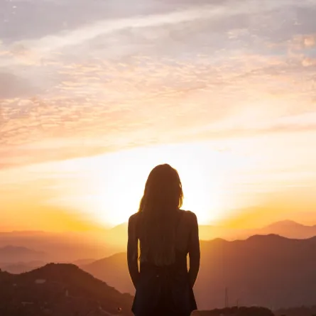 فتاة تراقب غروب الشمس