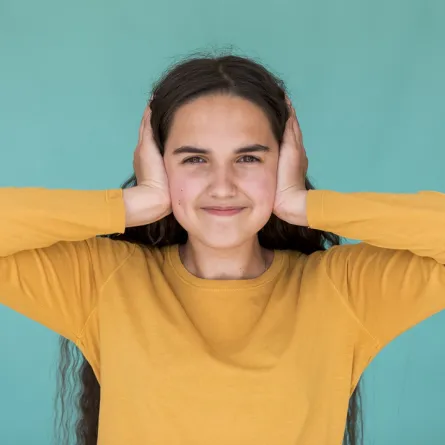 امرأة  تعاني من الصدمة السمعية