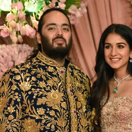 أنانت أمباني مع خطيبته راديكا ميرشانت خلال حفل سانجيت في مومباي (Anant Ambani with his fiancee Radhika Merchant during their Sangeet Ceremony in Mumbai). مصدر الصورة: SUJIT JAISWAL / AFP