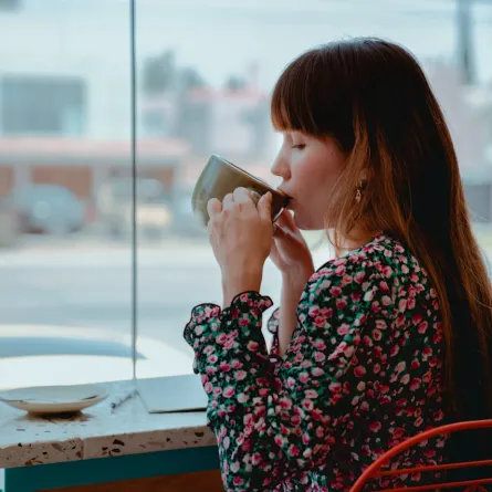 امرأة تشرب القهوة للحفاظ على قدراتها الفكرية