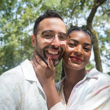 زوجة محبة باسمة تقرب وجهها من وجه زوجها بمحبة ودفء 