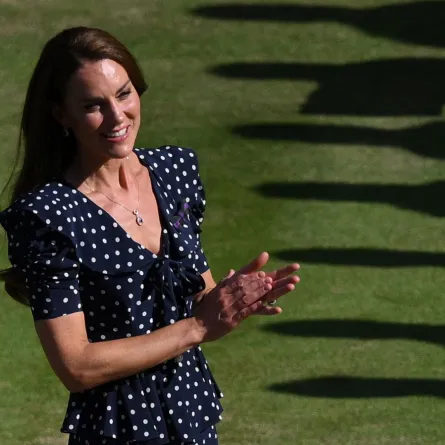 كاثرين (كيت ميدلتون) في نادي عموم إنجلترا للتنس في ويمبلدون، جنوب غرب لندن (Catherine at The All England Tennis Club in Wimbledon, southwest London). مصدر الصورة: Daniel LEAL / AFP