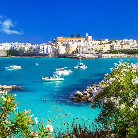 مدينة أوترانتو في بوليا ذات المياه الفيروزية الكريستالية