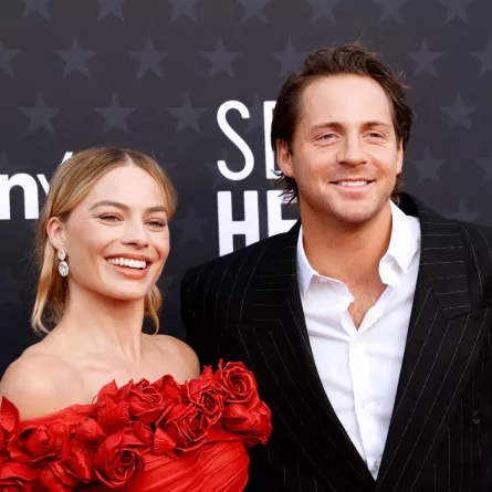 مارغوت روبي وزوجها توم أكيرلي يصلان لحضور حفل توزيع جوائز اختيار النقاد السنوي التاسع والعشرين في باركر هانجار في سانتا مونيكا، كاليفورنيا (Margot Robbie and spouse Tom Ackerley arrives for the 29th Annual Critics Choice Awards at the Barker Hangar in Santa Monica, California). مصدر الصورة: Michael TRAN / AFP