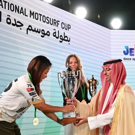 محافظ جدة يسلم كأس البطولة للفائزات. الصورة من was
