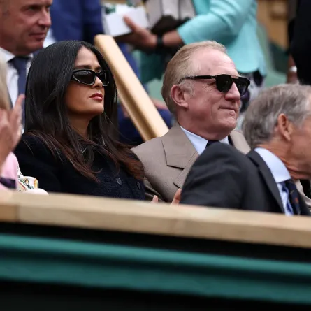 سلمى حايك وفرانسوا هنري بينولت في نادي All England Lawn للتنس والكروكيه في ويمبلدون، جنوب غرب لندن (Salma Hayek and François-Henri Pinault at The All England Lawn Tennis and Croquet Club in Wimbledon, southwest London). مصدر الصورة: HENRY NICHOLLS / AFP