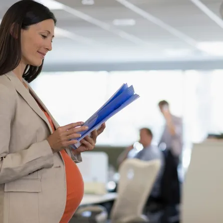 صورة لأم عاملة وسط عملها