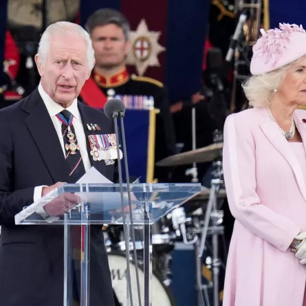 الملك تشارلز والملكة كاميلا في ساوث سي كومون، في بورتسموث، جنوب إنجلترا (King Charles and Queen Camilla in Southsea Common, in Portsmouth, southern England). مصدر الصورة: Andrew Matthews / POOL / AFP