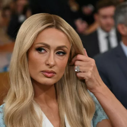 باريس هيلتون في الكابيتول هيل في واشنطن العاصمة (Paris Hilton on Capitol Hill in Washington, DC). مصدر الصورة: Jim WATSON / AFP