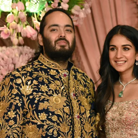 أنانت أمباني مع خطيبته راديكا ميرشانت خلال حفل سانجيت في مومباي (Anant Ambani with his fiancee Radhika Merchant during their Sangeet Ceremony in Mumbai). مصدر الصورة: SUJIT JAISWAL / AFP