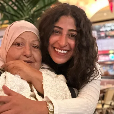 شجون الهاجري مع والدتها- الصورة من حسابها الخاص على إنستغرام
