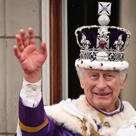 الملك تشارلز الثالث يرتدي التاج الإمبراطوري