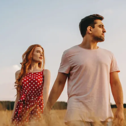 رجل وامرأة يمشيان عند غروب الشمس 